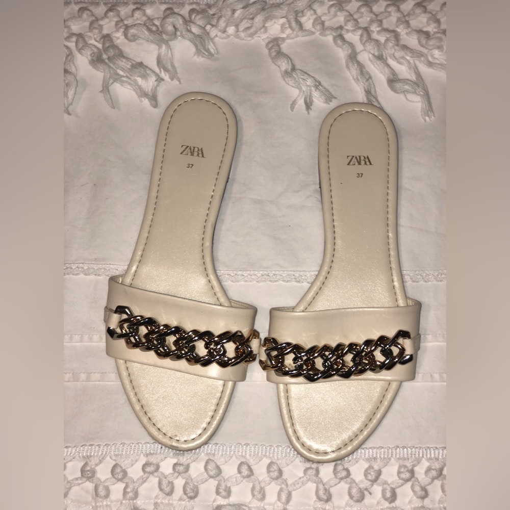 Zara Low heeled sandal with chain